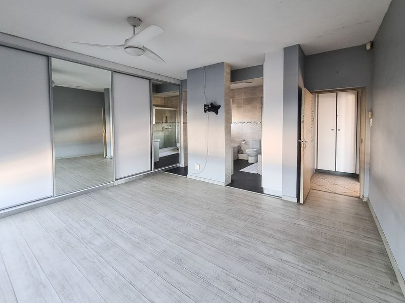 Spacious Unit Close To The Beach - Photo 10