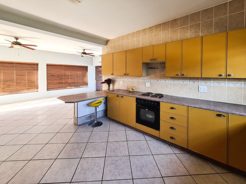 Spacious Unit Close To The Beach - Photo 8