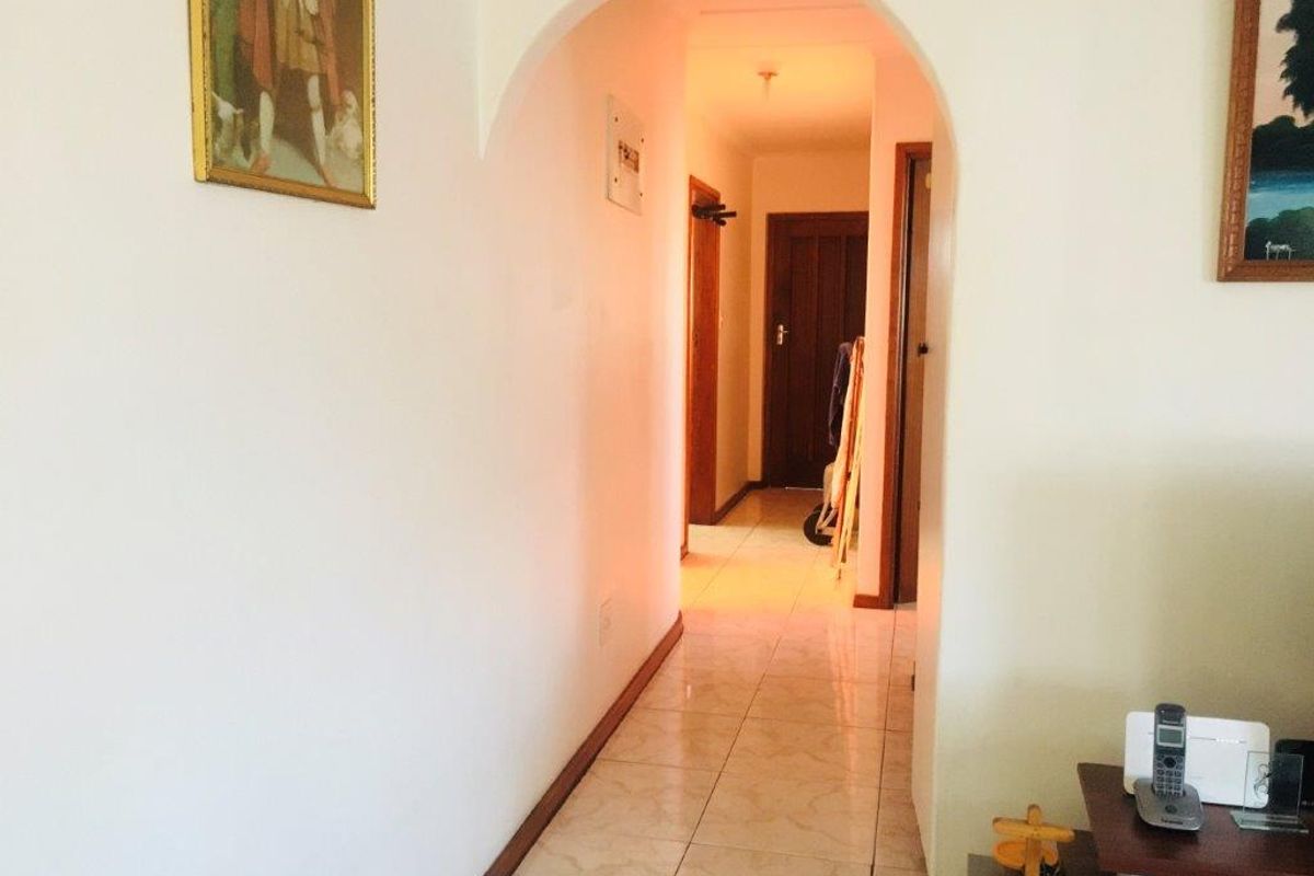 Spacious Home With 2 Flats - Photo 5