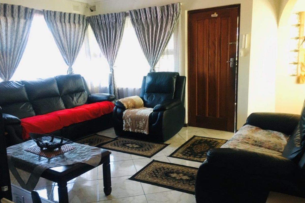 Spacious Home With 2 Flats - Photo 2