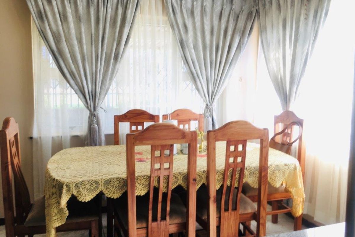 Spacious Home With 2 Flats - Photo 4