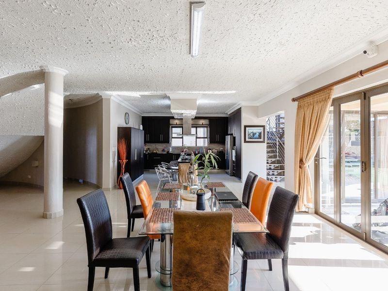 Architectual Masterpiece!! - Photo 10