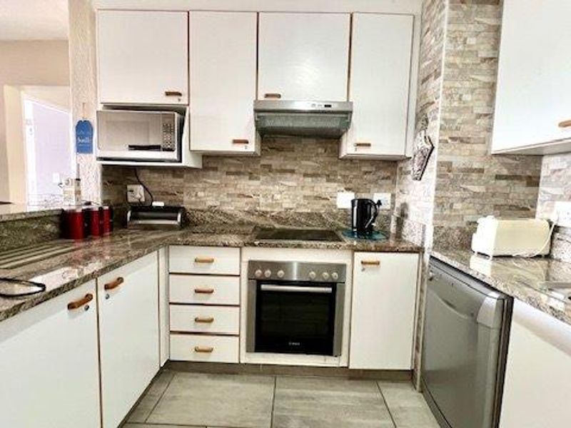 Luxurious 3 Bedroom Beachfront Apartment On Uvongo Beach  - Photo 10