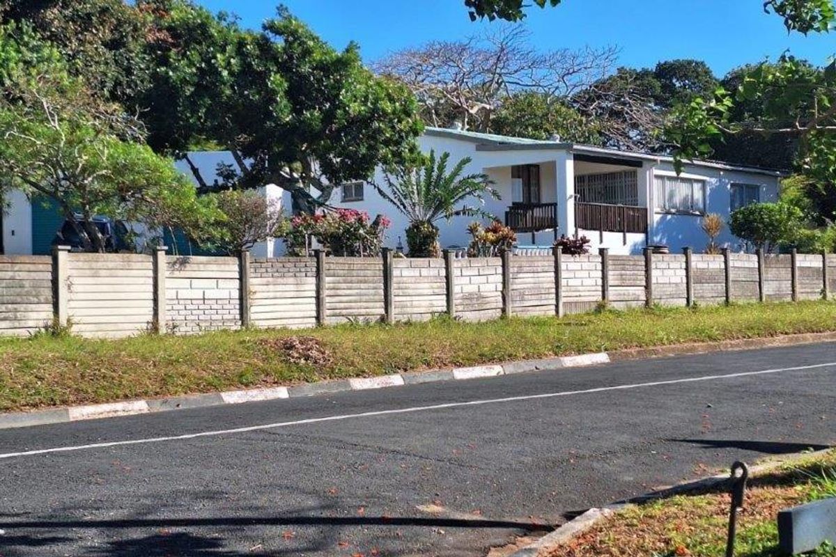 Newly Repainted Three Bedroom Home With Loads Of Potential !! - Photo 4