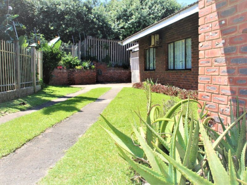 Direct Access To The Beach From This Spacious Residence - Photo 2