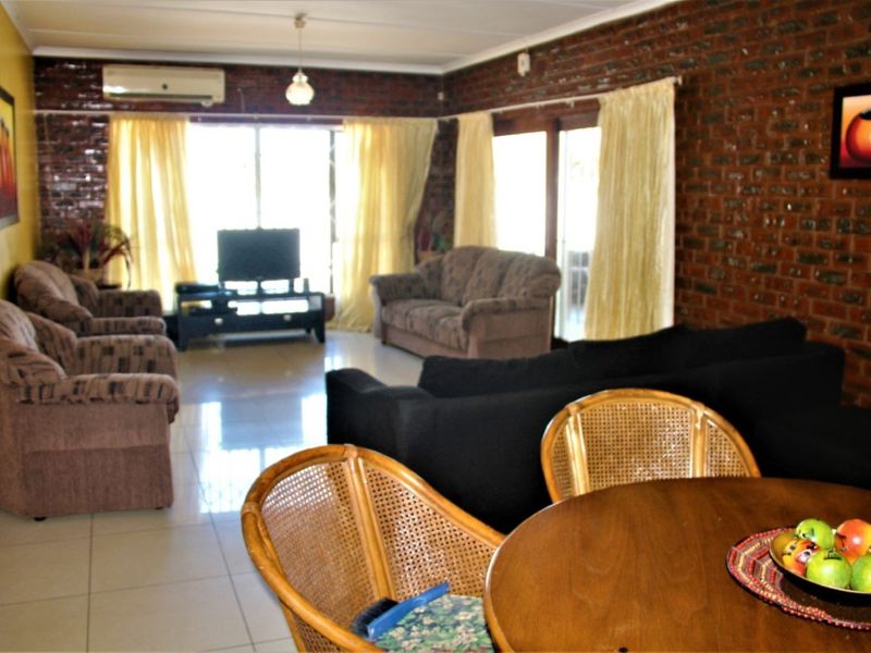 Direct Access To The Beach From This Spacious Residence - Photo 5