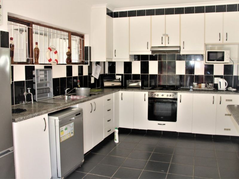 Direct Access To The Beach From This Spacious Residence - Photo 7