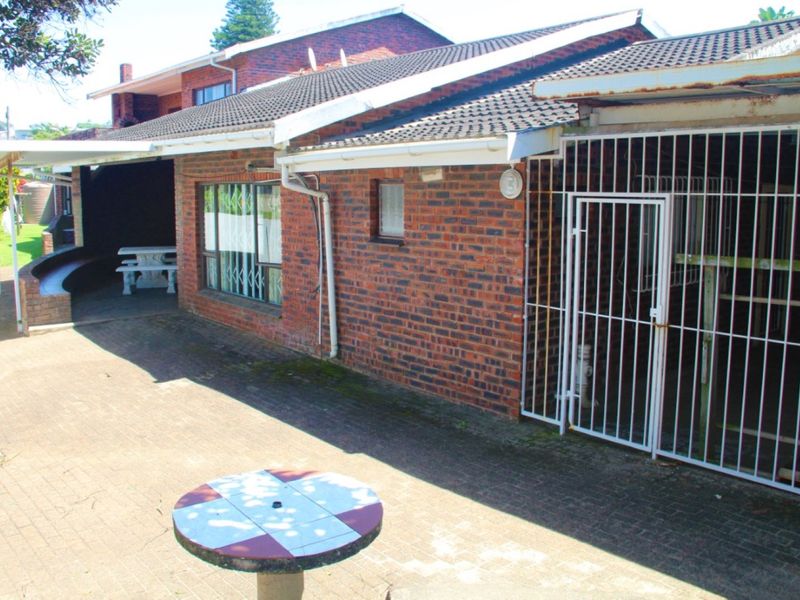 Direct Access To The Beach From This Spacious Residence - Photo 1