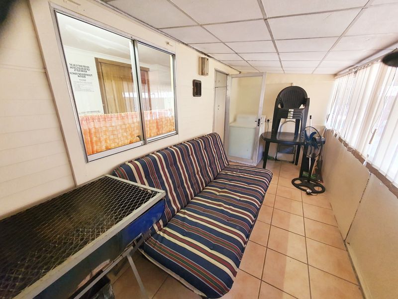 A Charming Furnished Two Bedroom Cottage In An Estate - Photo 10