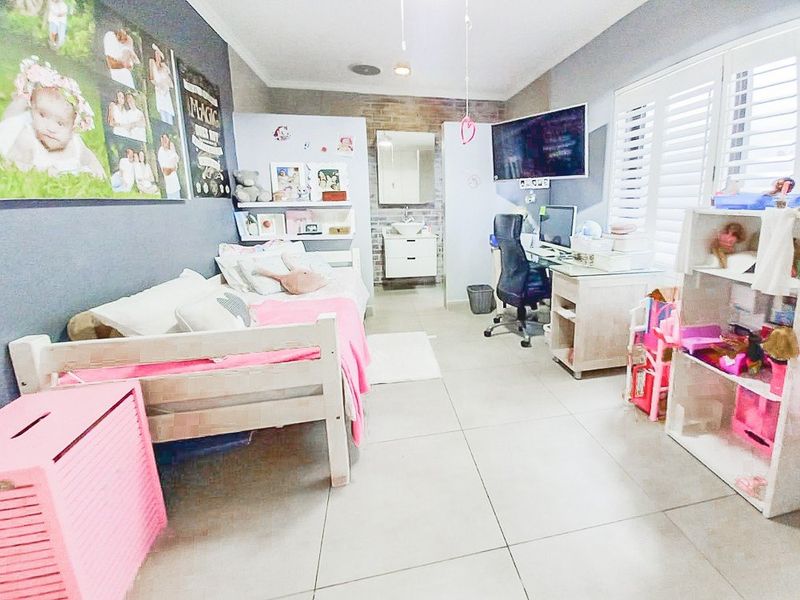 Two Beautiful Family Homes On One Property - Photo 9