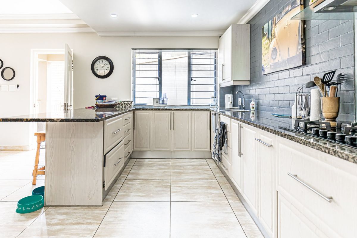 House And Flat For Sale At The Popular La Shac By The Beach - Photo 2