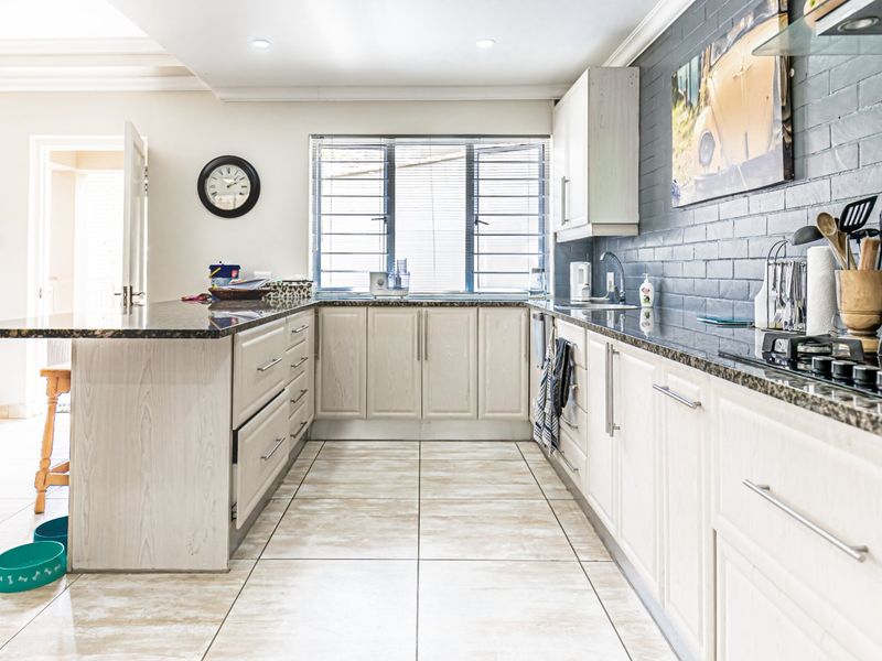 House And Flat For Sale At The Popular La Shac By The Beach - Photo 2