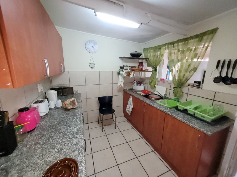 Income Generating Home Plus Three Flats Positioned On A Large Stand - Photo 3