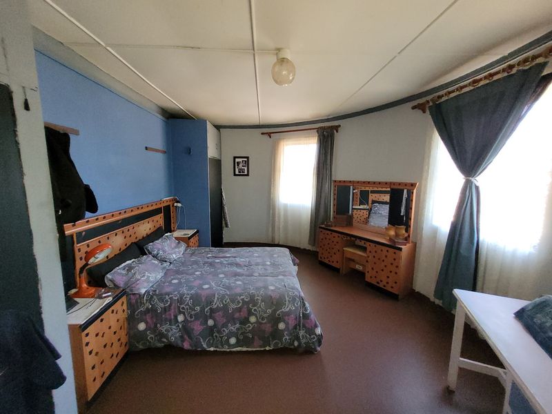 Income Generating Home Plus Three Flats Positioned On A Large Stand - Photo 4