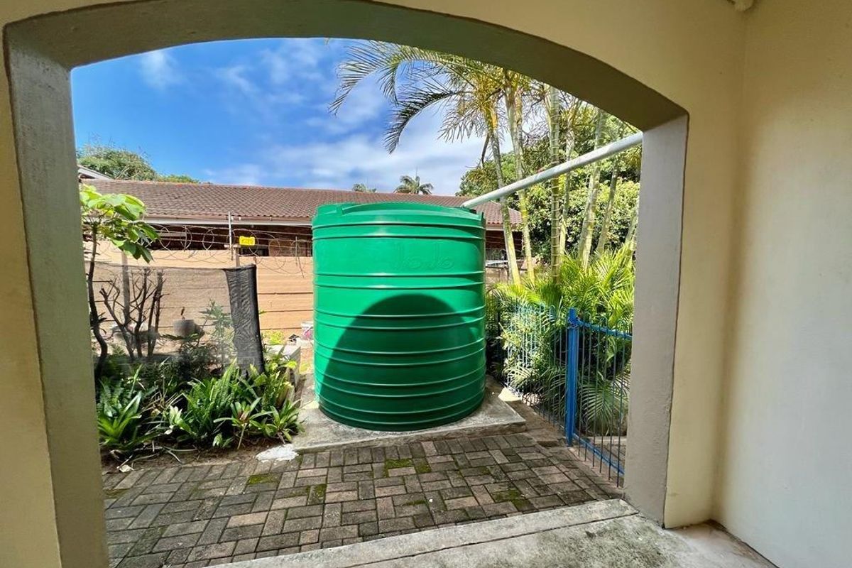 A Spacious 2 Bedroom Apartment In Uvongo - Photo 5