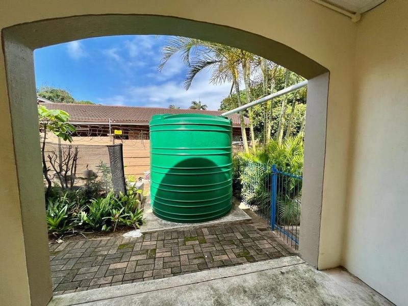 A Spacious 2 Bedroom Apartment In Uvongo - Photo 5