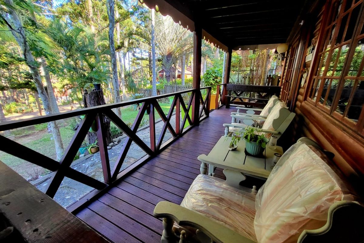 3 Bedroom Log Home In Tranquil Country Estate - Photo 3