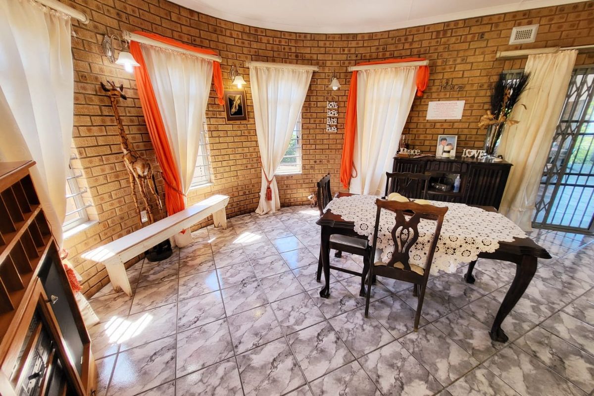 Magnificent Facebrick Home With Ocean Views  - Photo 4