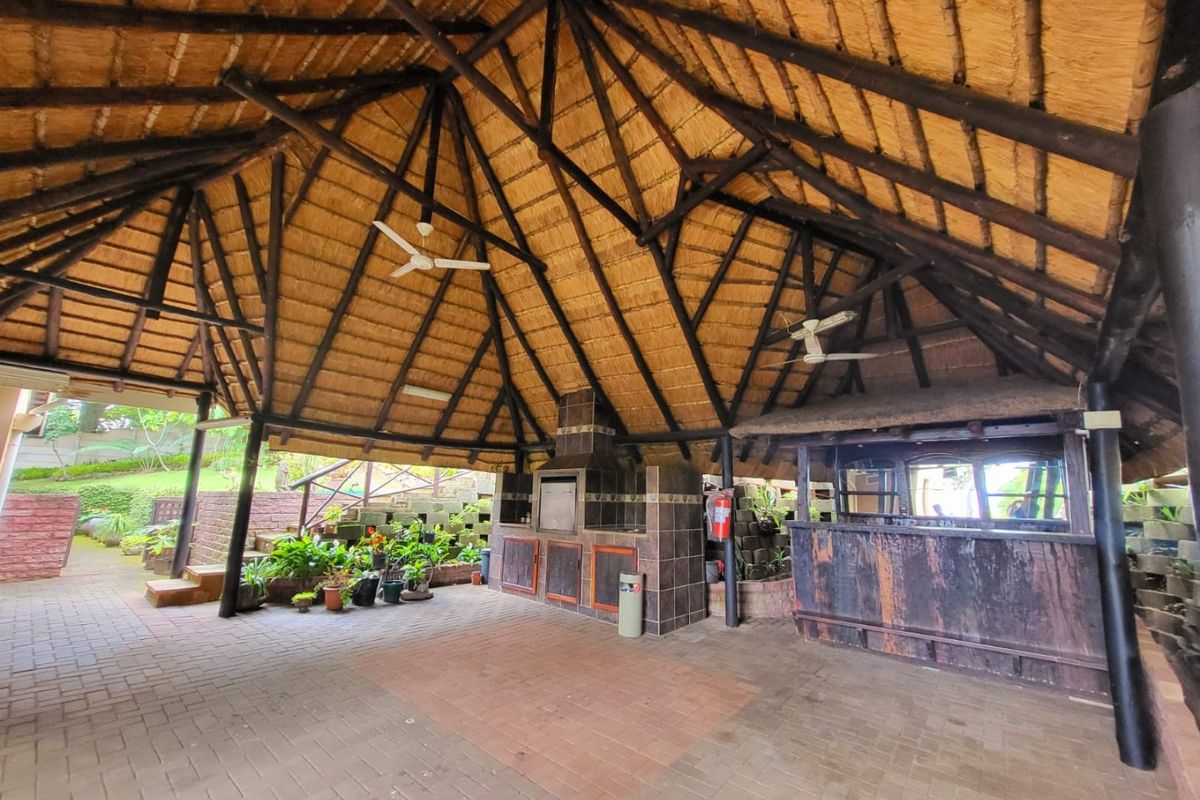 Upmarket Family Home With 2 Flats  - Photo 4