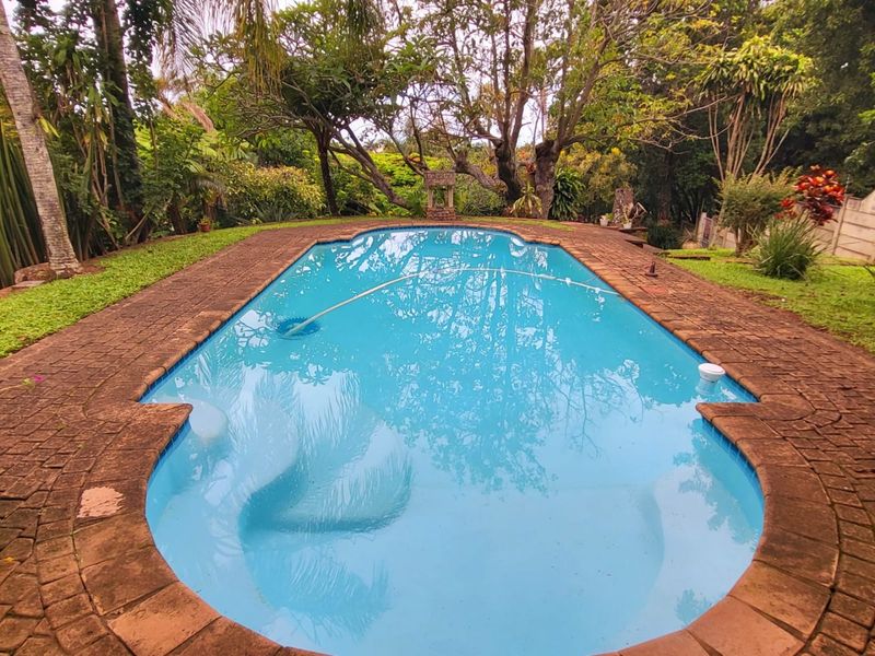 Upmarket Family Home With 2 Flats  - Photo 3