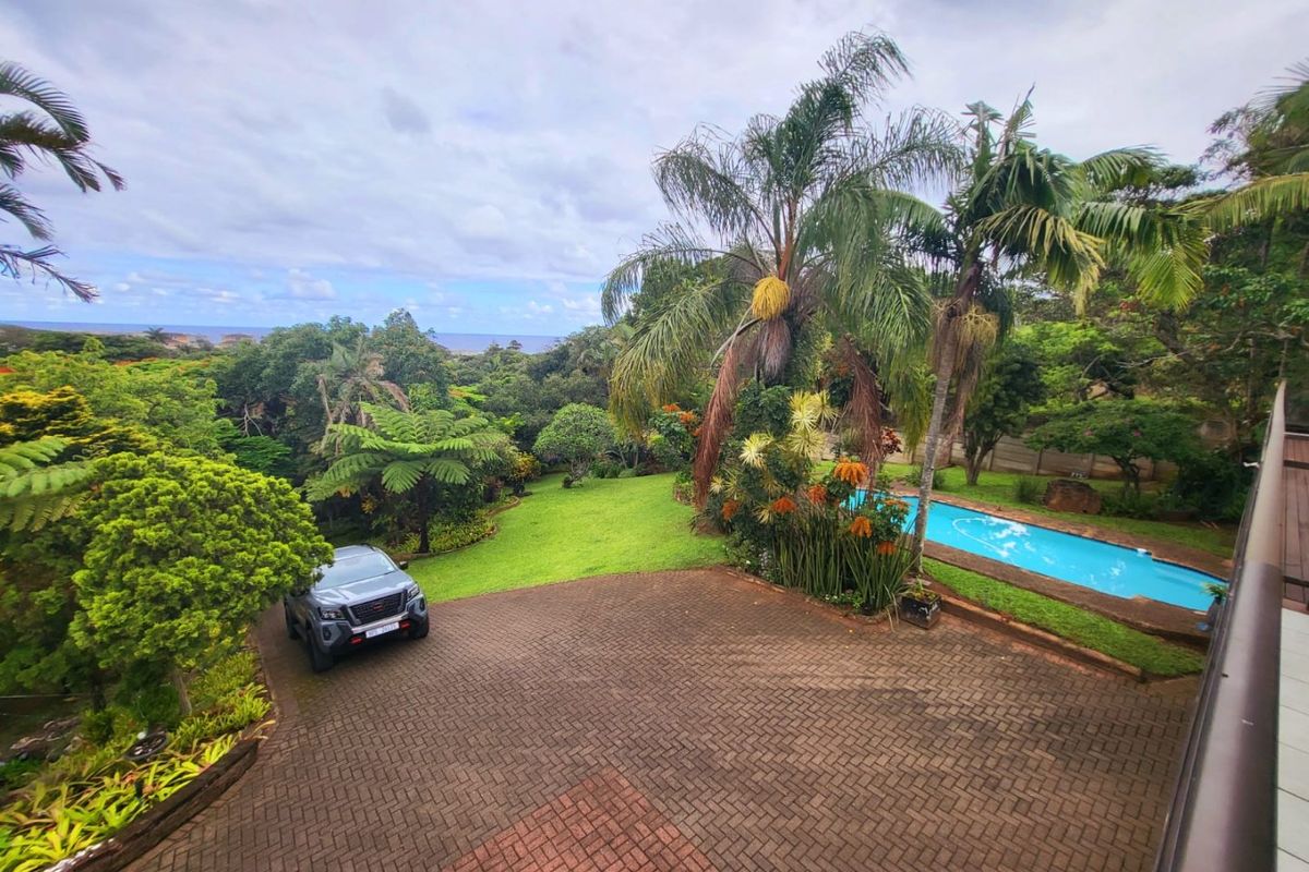 Upmarket Family Home With 2 Flats  - Photo 2