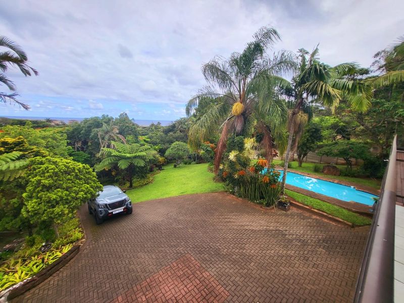 Upmarket Family Home With 2 Flats  - Photo 2