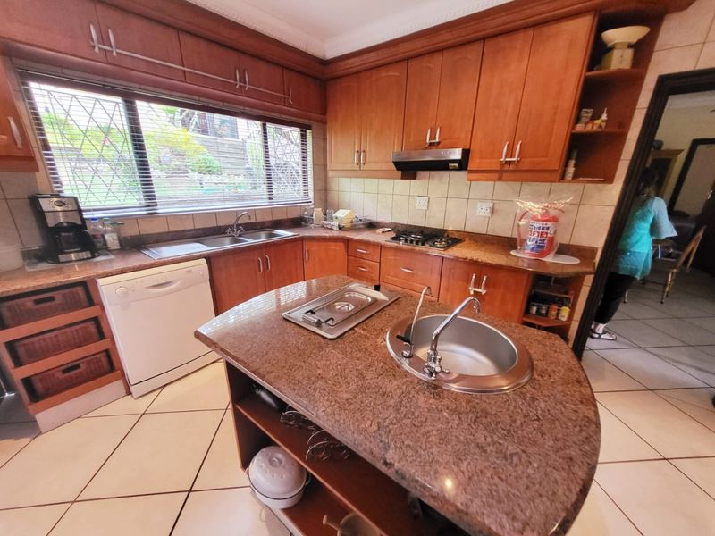 Upmarket Family Home With 2 Flats  - Photo 9