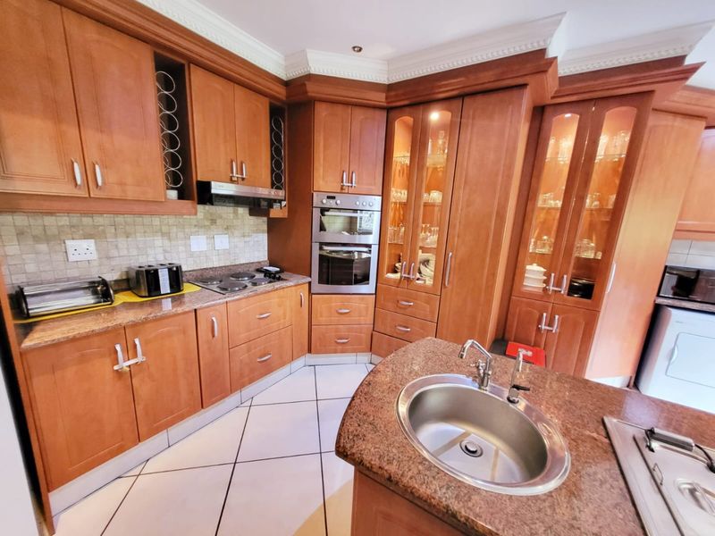 Upmarket Family Home With 2 Flats  - Photo 10