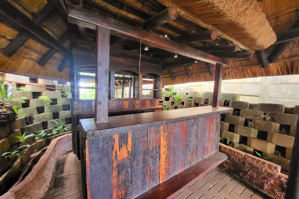 Upmarket Family Home With 2 Flats  - Photo 5