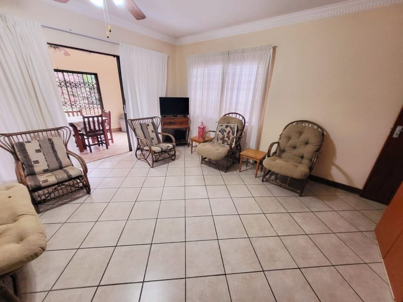 Upmarket Family Home With 2 Flats  - Photo 7