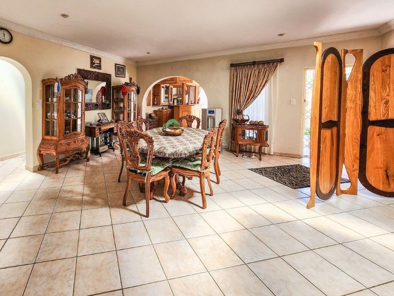 Jaw Dropping Full Title Residence In A Secure Complex - Photo 8