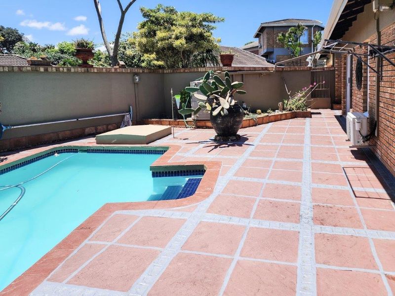 Jaw Dropping Full Title Residence In A Secure Complex - Photo 4