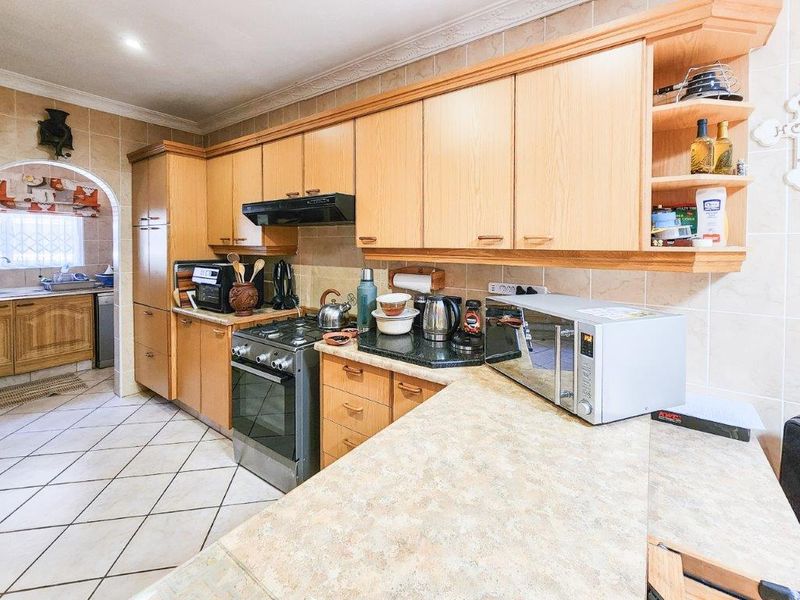 Jaw Dropping Full Title Residence In A Secure Complex - Photo 10