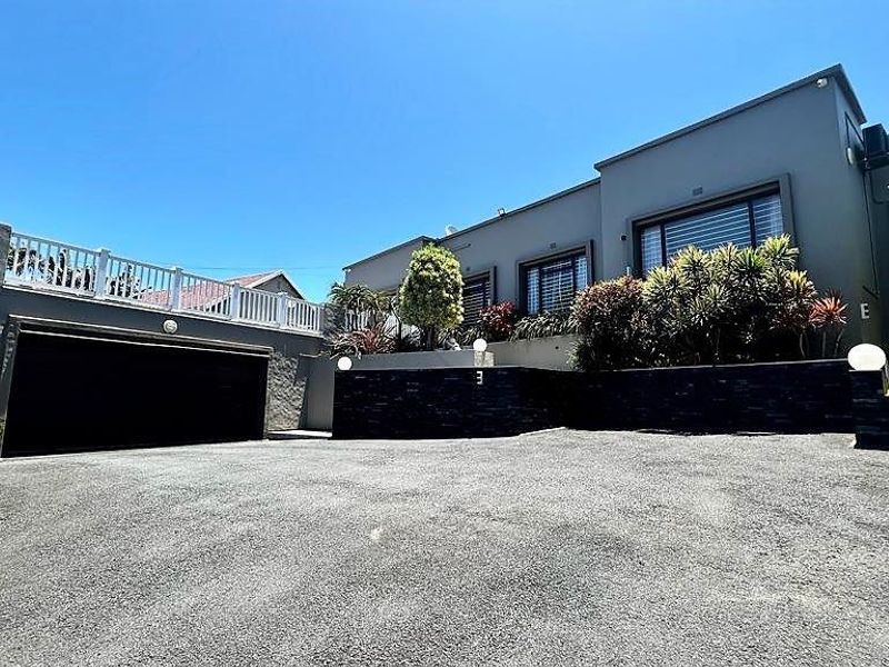 Upmarket Family Home In Uvongo + Sea Views ++ Selling Fully Furnished - Photo 2