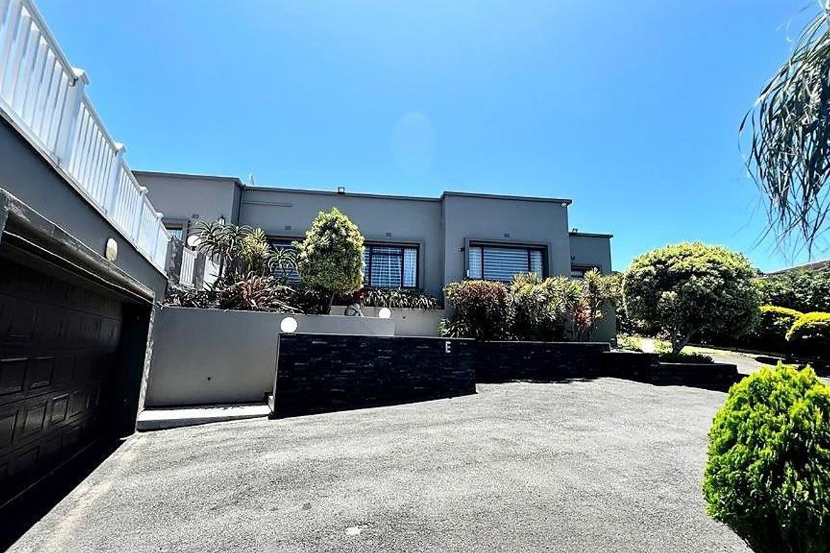 Upmarket Family Home In Uvongo + Sea Views ++ Selling Fully Furnished - Photo 3