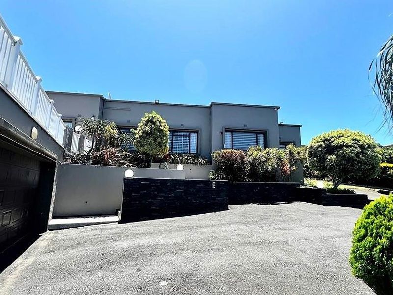 Upmarket Family Home In Uvongo + Sea Views ++ Selling Fully Furnished - Photo 3