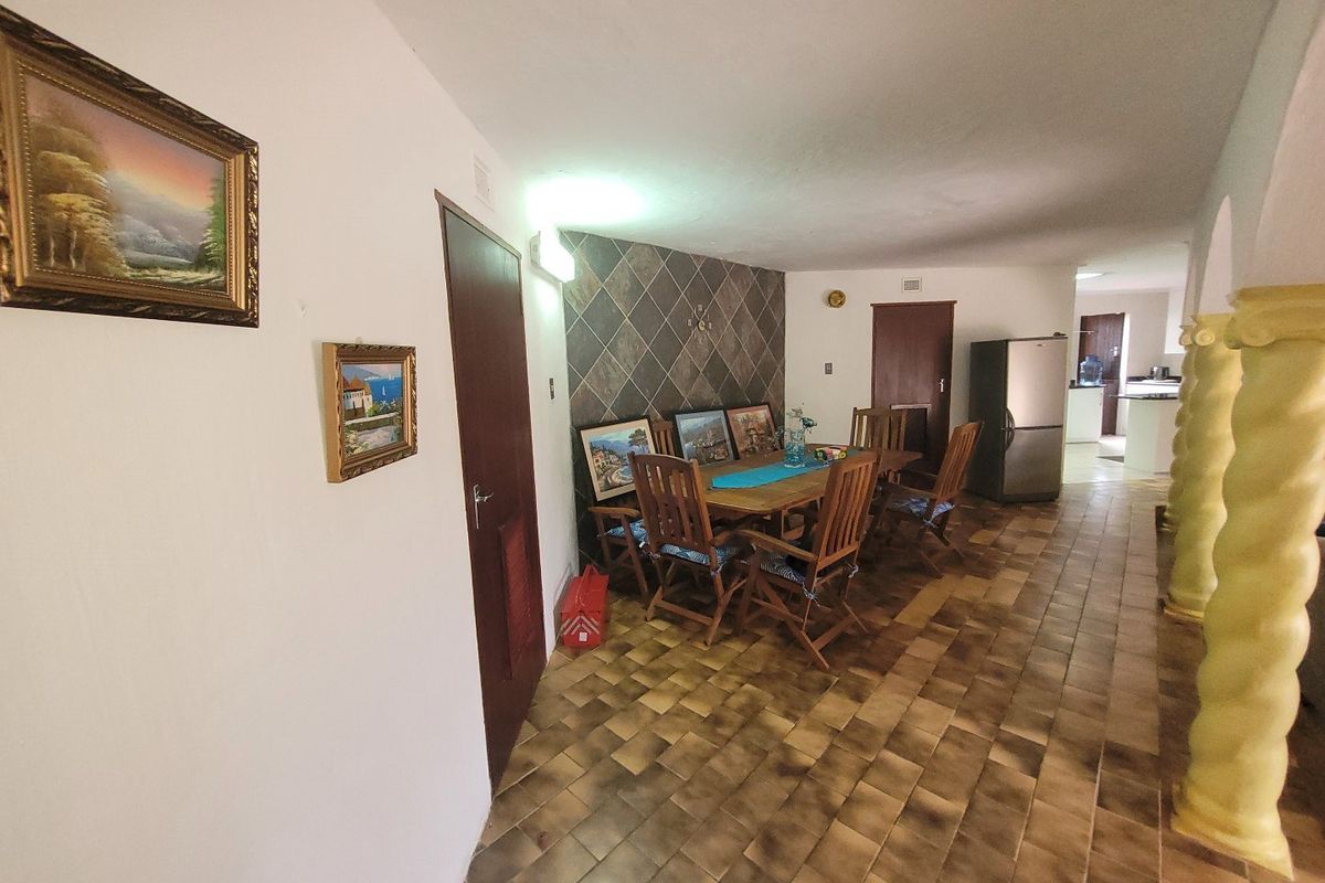 Fully Furnished 3 Bedroom Townhouse - Photo 4