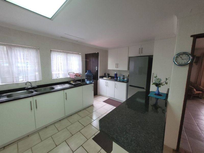 Fully Furnished 3 Bedroom Townhouse - Photo 6