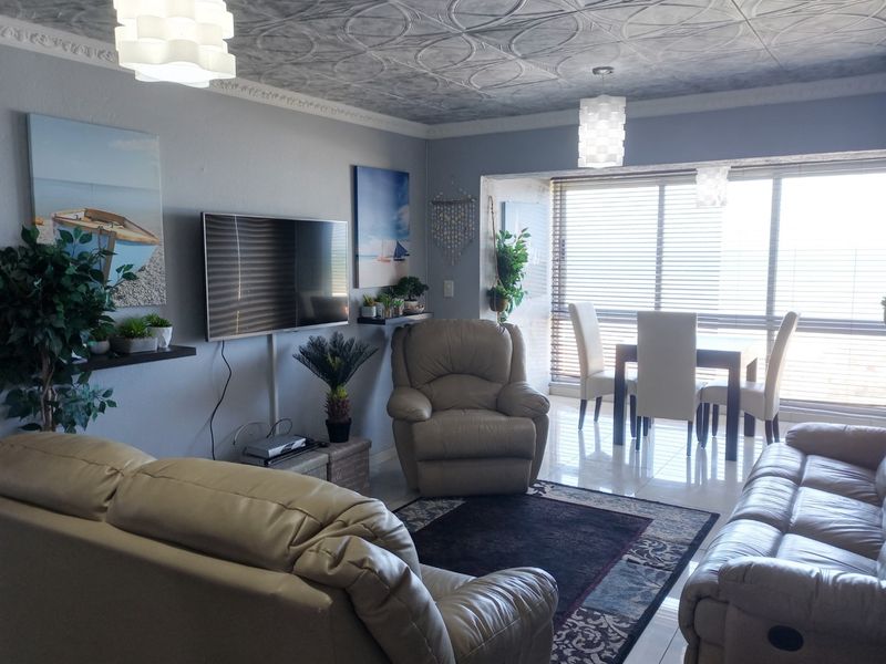 Beautiful Newly Refurbished Apartment Situated On The Famous Margate Golden Mile Beach - Photo 6