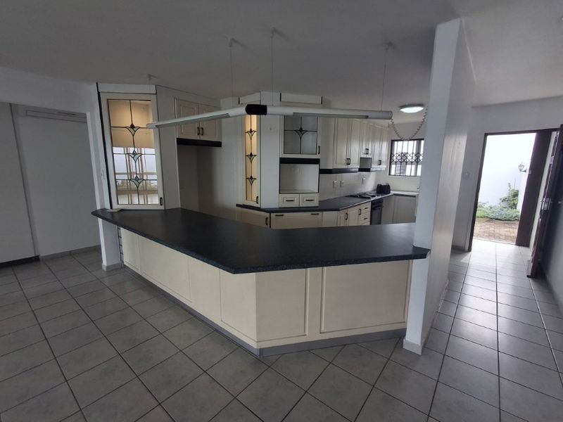 Beautiful Private Ground Floor Apartment With Direct Beach Access!! - Photo 5