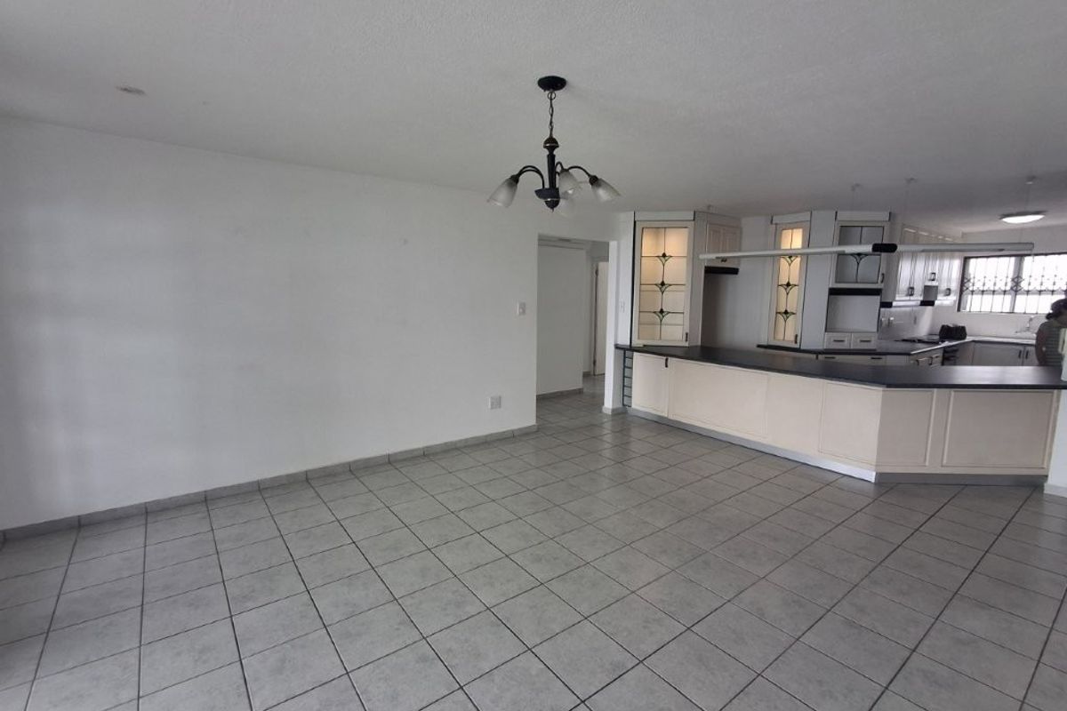 Beautiful Private Ground Floor Apartment With Direct Beach Access!! - Photo 3