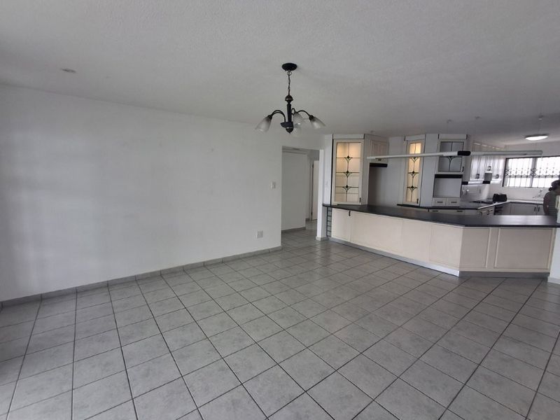 Beautiful Private Ground Floor Apartment With Direct Beach Access!! - Photo 3