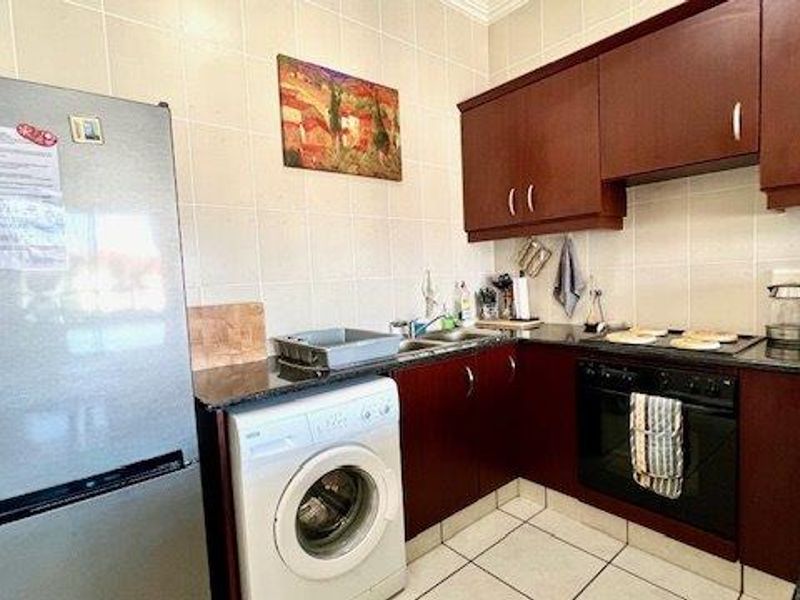 Upmarket 2 Bedroom Apartment In The Popular Topanga Uvongo With Sea Views - Photo 10