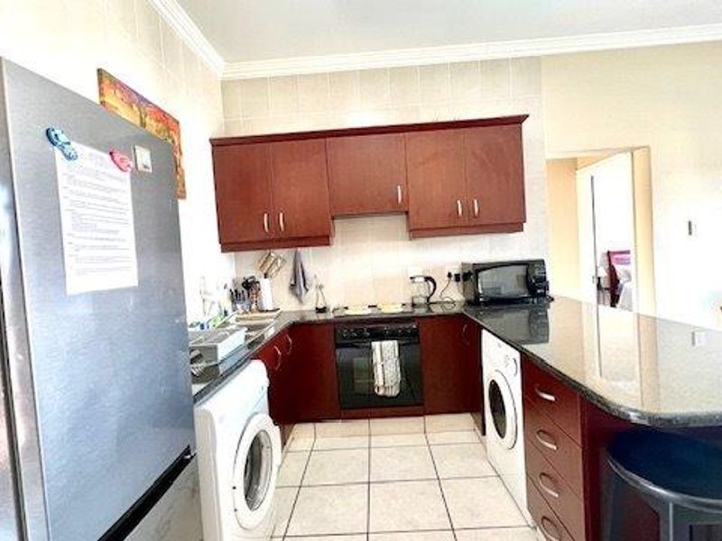 Upmarket 2 Bedroom Apartment In The Popular Topanga Uvongo With Sea Views - Photo 9