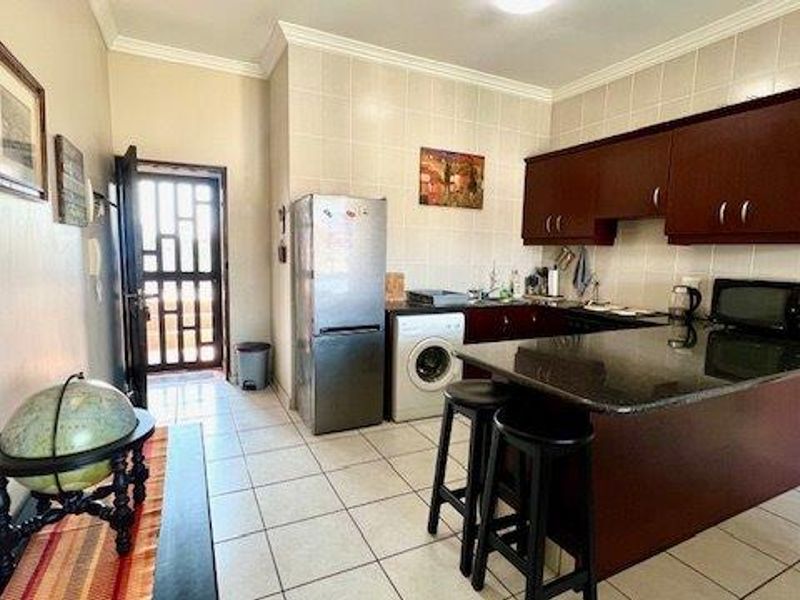 Upmarket 2 Bedroom Apartment In The Popular Topanga Uvongo With Sea Views - Photo 8