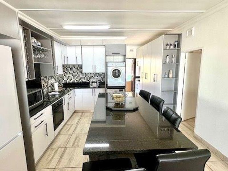 Upmarket Beachfront 2 Bedroom Apartment In Shelly Beach - Photo 7