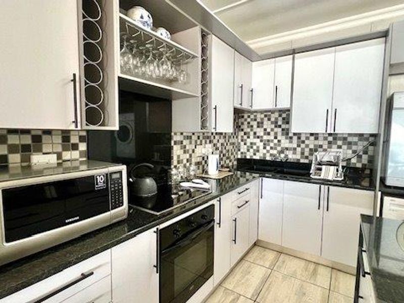 Upmarket Beachfront 2 Bedroom Apartment In Shelly Beach - Photo 8