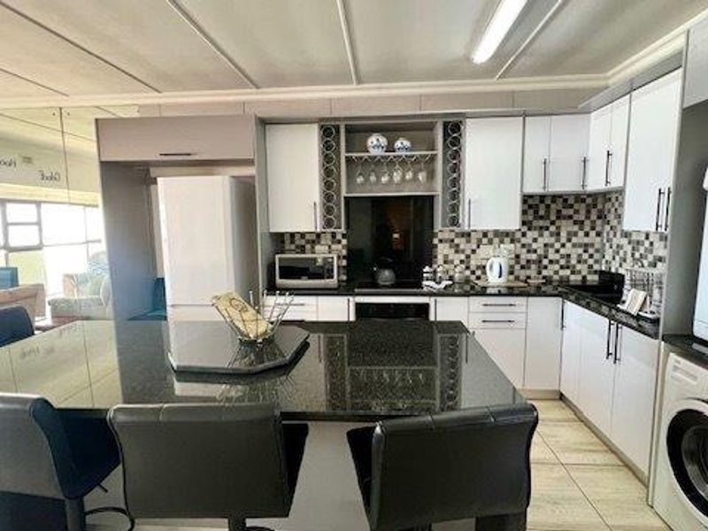 Upmarket Beachfront 2 Bedroom Apartment In Shelly Beach - Photo 6