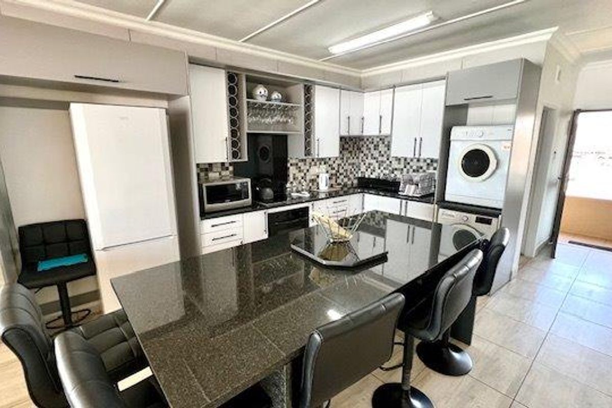 Upmarket Beachfront 2 Bedroom Apartment In Shelly Beach - Photo 5