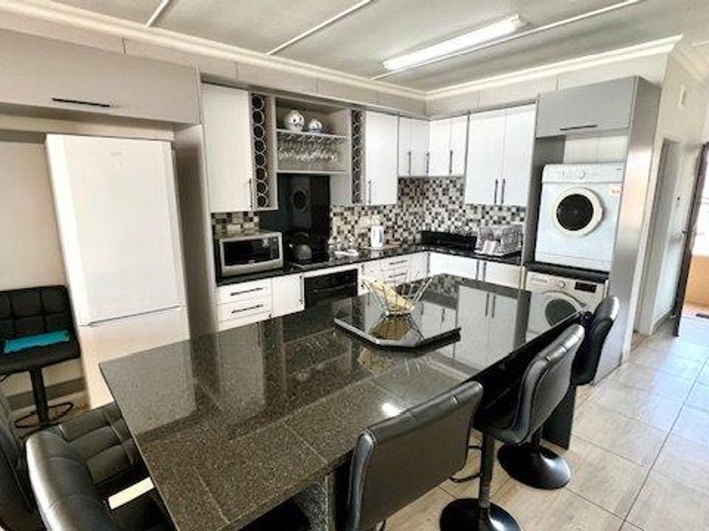 Upmarket Beachfront 2 Bedroom Apartment In Shelly Beach - Photo 5